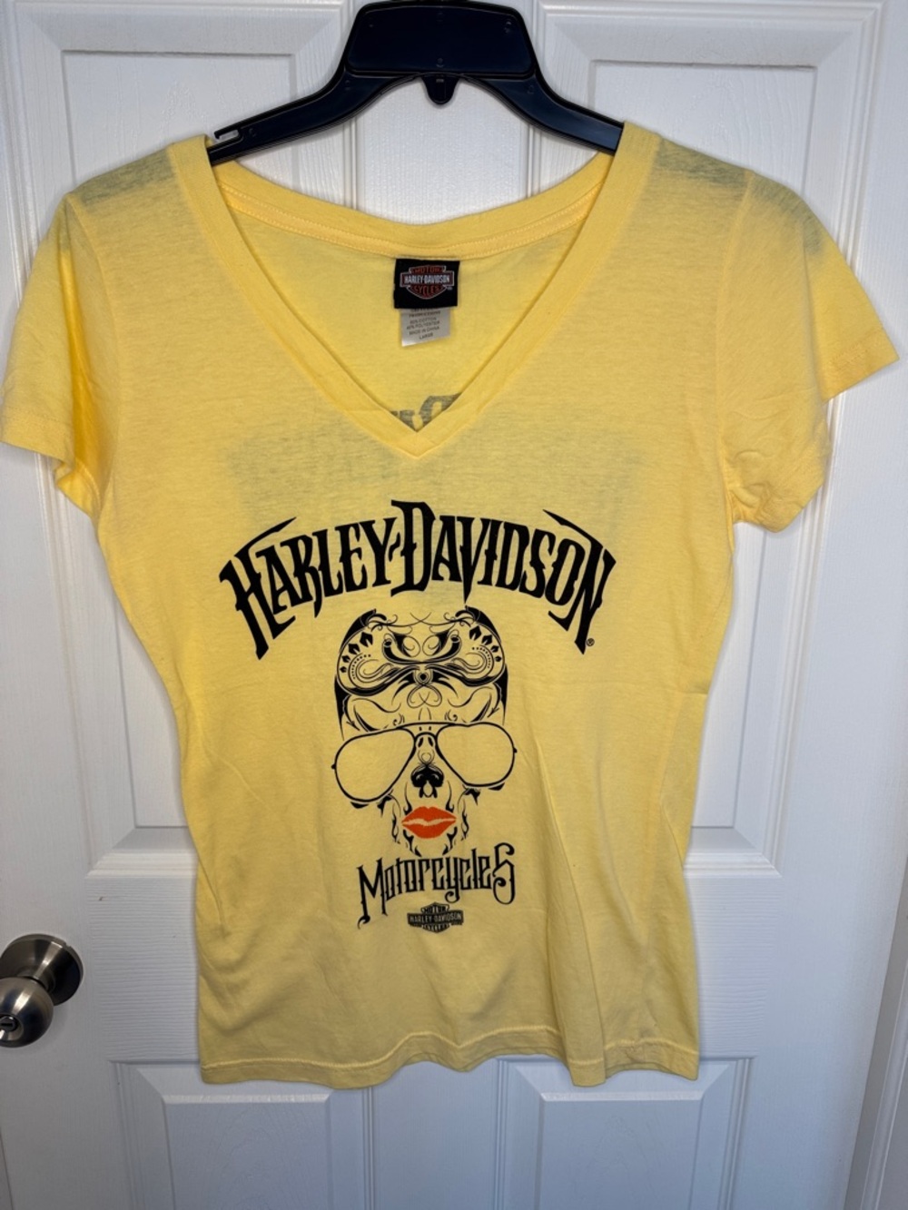 EUC Woman’s Harley-Davidson Yellow V-Neck Tee with Black Skull Graphic - Picture 1 of 6